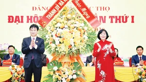 Bí thư Thành ủy Hà Nội chúc mừng Đại hội Đảng bộ xã Phúc Thọ. (Ảnh Viết Thành)