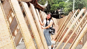 Du khách trải nghiệm tại làng nghề Thổ Hà.