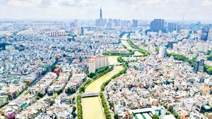 Kênh Nhiêu Lộc-Thị Nghè nhìn từ trên cao. (Ảnh THẾ ANH)