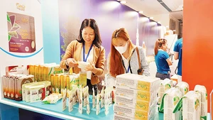 Doanh nghiệp trưng bày sản phẩm tại Diễn đàn xuất khẩu do Thành phố Hồ Chí Minh tổ chức.