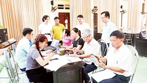 Tổ Chuyển đổi số cộng đồng xã Xuân Mai hướng dẫn người dân cách nộp hồ sơ trực tuyến trên Cổng Dịch vụ công quốc gia.