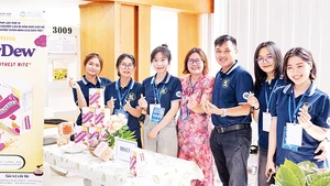 Nhóm dự án “CordyDew-Sản phẩm probiotics dạng thạch sữa chua khoai lang và đông trùng hạ thảo” tại gian hàng trưng bày.