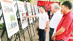Người dân phường Buôn Ma Thuột tham quan triển lãm.