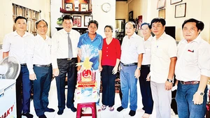 Lãnh đạo phường Phú Định thăm hỏi, động viên một gia đình chính sách, có công với cách mạng nhân Ngày Thương binh, Liệt sĩ 27/7.