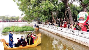 Hát trên thuyền rồng là một loại hình biểu diễn âm nhạc đặc sắc của dân ca quan họ Bắc Ninh.