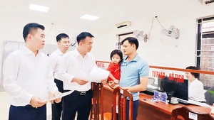 Lãnh đạo xã Hát Môn kiểm tra hoạt động tại Trung tâm Phục vụ hành chính công.