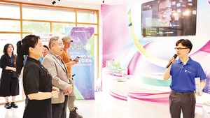 Các đại biểu tham quan các gian hàng trưng bày tại Tuần lễ kết nối giao thương ngành Công nghệ thông tin năm 2025 tại Thành phố Hồ Chí Minh. (Ảnh ITPC)