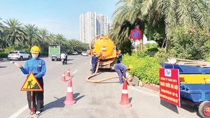 Công ty Thoát nước Hà Nội ra quân bảo đảm hệ thống thoát nước vận hành tốt, không để xảy ra úng ngập trong dịp đại lễ.