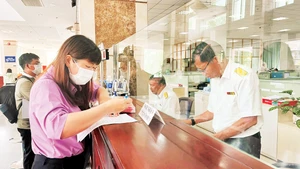Người nộp thuế làm thủ tục tại Thuế Thành phố Hồ Chí Minh.