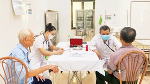 Trạm Y tế xã Xuân Mai tổ chức khám, cấp thuốc miễn phí cho hơn 400 người có công trên địa bàn xã nhân kỷ niệm 78 năm Ngày Thương binh - Liệt sĩ 27/7.