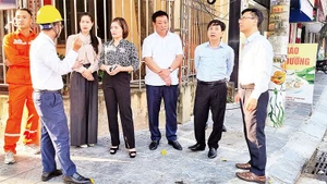 Hội đồng nhân dân tỉnh Nam Định khóa XIX khảo sát việc chỉnh trang mạng cáp viễn thông và các vị trí có hạ tầng sử dụng chung trên địa bàn thành phố Nam Định.