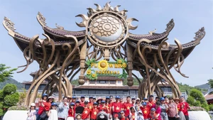 Sun World Ba Na Hills dành ưu đãi khủng cho du khách Việt Nam dịp Quốc khánh.