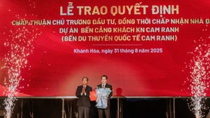 Ông Nguyễn Tuấn Anh – Phó Tổng Giám đốc KN Cam Ranh nhận quyết định chấp thuận chủ trương đầu tư Bến du thuyền quốc tế Cam Ranh.