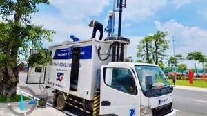 Kỹ thuật viên VNPT triển khai các giải pháp bảo đảm hạ tầng viễn thông