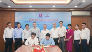 Lãnh đạo 2 đơn vị ký thỏa thuận hợp tác.