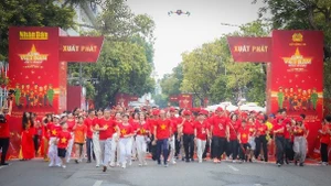 Đông đảo người dân hưởng ứng chương trình.