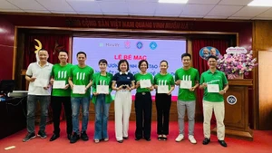 Đội ngũ tư vấn viên được cấp chứng nhận sau khi hoàn thành khóa đào tạo. (Ảnh: HIỀN HÀ)