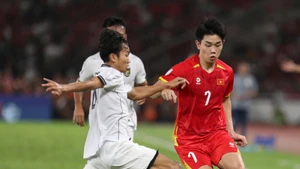 Pha tranh bóng giữa các cầu thủ U23 Việt Nam và Indonesia. (Ảnh: VFF)