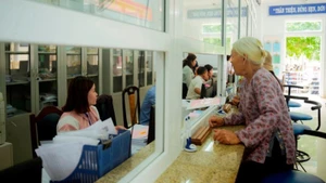 Người dân đến làm thủ tục hành chính tại xã A Lưới 2.
