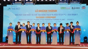 Lãnh đạo tỉnh Phú Thọ và Tập đoàn Meiko cắt băng khánh thành tại buổi lễ.