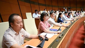 Đại biểu Quốc hội bấm nút thông qua Nghị quyết của Quốc hội về giảm thuế giá trị gia tăng. (Ảnh: DUY LINH)