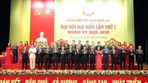 Các đồng chí lãnh đạo Trung ương và tỉnh chụp ảnh lưu niệm với các đồng chí Ban chấp hành Đảng bộ phường Hoa Lư, nhiệm kỳ 2025-2030. (Ảnh: Trường Giang)