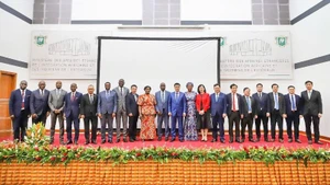 Phó Chủ tịch Quốc hội Vũ Hồng Thanh và các đại biểu tham dự Hội thảo “Chính sách và hợp tác kinh tế Việt Nam-Bờ Biển Ngà: Thành tựu và triển vọng”. (Ảnh: TTXVN)