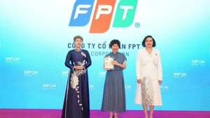 Đại diện FPT (đứng giữa) tại Lễ trao giải TOP50 Doanh nghiệp phát triển bền vững tiêu biểu 2025.