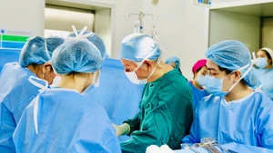 Ê-kíp y bác sĩ Bệnh viện Từ Dũ thực hiện ca mổ.