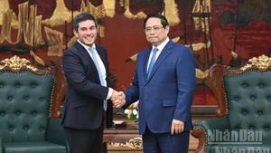 Thủ tướng Chính phủ Phạm Minh Chính và ông Gerald Toledano, thành viên Ban Điều hành, Giám đốc mảng sản phẩm cổ phiếu và đa tài sản toàn cầu của FTSE Russell. (Ảnh: TRẦN HẢI)