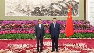 Chủ tịch Trung Quốc Tập Cận Bình chụp ảnh với Đại sứ Phạm Thanh Bình. (Ảnh chụp màn hình CCTV)