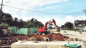 Dự án nâng cấp, mở rộng Quốc lộ 14B hiện đang vướng mắc vì hàng trăm hộ dân chưa bàn giao mặt bằng.
