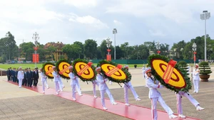 Lãnh đạo Đảng, Nhà nước vào Lăng viếng Chủ tịch Hồ Chí Minh. Vòng hoa của đoàn mang dòng chữ "Đời đời nhớ ơn Chủ tịch Hồ Chí Minh vĩ đại".
