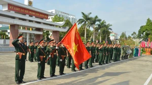 Cán bộ, chiến sĩ lực lượng vũ trang tỉnh Quảng Ngãi vững bước dưới Quân kỳ quyết thắng.