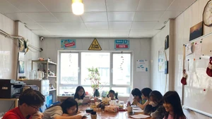 Không gian nhỏ xinh của Lớp học văn Hạnh phúc, công nghệ cũng đã len lỏi. (Trong ảnh: Thành viên nhóm “Em tập làm nhà văn” đang luyện đọc để chuẩn bị vào phòng thu âm sách nói)