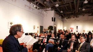 Hội Nhà văn Việt Nam giao lưu với một số nhà văn, nhà thơ quốc tế. (Ảnh KHIẾU MINH)