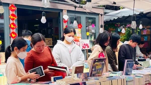 Việc ứng dụng AI trong sáng tác văn chương giúp các tác giả có nhiều tài liệu tham khảo, nghiên cứu, gợi mở sáng tạo để nâng tầm tác phẩm. (Ảnh THỤY DU)