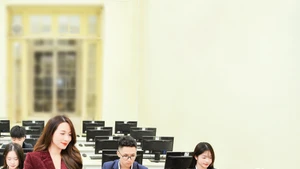 Trong kỷ nguyên AI, vị thế của nhà giáo không hề bị lu mờ mà ngược lại, càng được nâng cao ở khía cạnh định hướng giá trị. Trong ảnh: Giờ học tại Phòng Tin học, Trường THPT Trần Phú-Hoàn Kiếm (Hà Nội). Ảnh Thế Đại