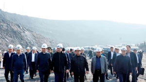 Nói chuyện với công nhân ngành than, Tổng Bí thư Tô Lâm chia sẻ, sau Đại hội XIV, việc Đoàn công tác Trung ương đến với anh chị em công nhân mỏ than Quảng Ninh không phải là một hoạt động mang tính nghi lễ, mà xuất phát từ bản chất, cội nguồn và phương pháp lãnh đạo của Đảng. (Ảnh: Thống Nhất - TTXVN)