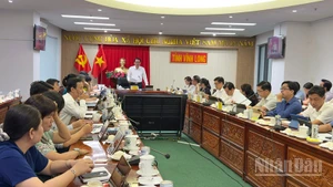 Lãnh đạo tỉnh Vĩnh Long phát biểu tại hội nghị. 