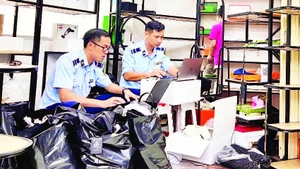 Lực lượng quản lý thị trường kiểm tra hàng hóa có dấu hiệu giả mạo tại điểm mua sắm Saigon Square (Quận 1) cuối tháng 5 vừa qua. (Ảnh CTV)