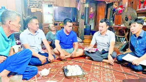 Lãnh đạo xã Bạch Thông và đoàn công tác đi rà soát từng trường hợp cụ thể ở thôn, bản.