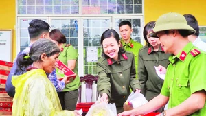 Chị Hồ Thị Khánh Vi (giữa) tham gia các hoạt động hỗ trợ nhân dân vùng sâu, vùng xa.