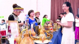 Người dân lựa chọn sản phẩm OCOP Lạng Sơn.