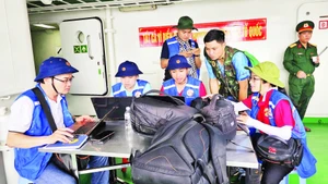Các phóng viên tác nghiệp trên tàu KN290 trong chuyến công tác đến các vùng biển, đảo tây nam của Tổ quốc.