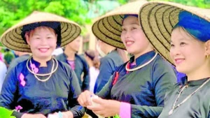 Người dân tham gia lễ hội.