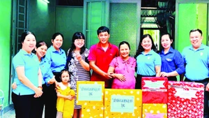 "Mái ấm công đoàn" được trao tặng cho gia đình chị Nguyễn Thị Thùy My là động lực để vợ chồng chị thêm niềm tin vươn lên trong cuộc sống.