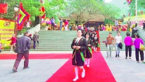 Đồng bào Sán Dìu trong trang phục truyền thống tại lễ hội.
