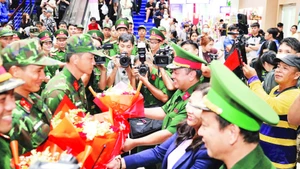 Phóng viên tác nghiệp tại ga Sài Gòn trong lễ tiễn đoàn cán bộ, chiến sĩ lên đường ra Hà Nội tham gia nhiệm vụ diễu binh, diễu hành A80. (Ảnh THẾ ANH)