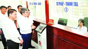 Lãnh đạo Ủy ban nhân dân thành phố Hà Nội kiểm tra cơ sở vật chất tại xã Yên Lãng mới. (Ảnh PHẠM HÙNG)
